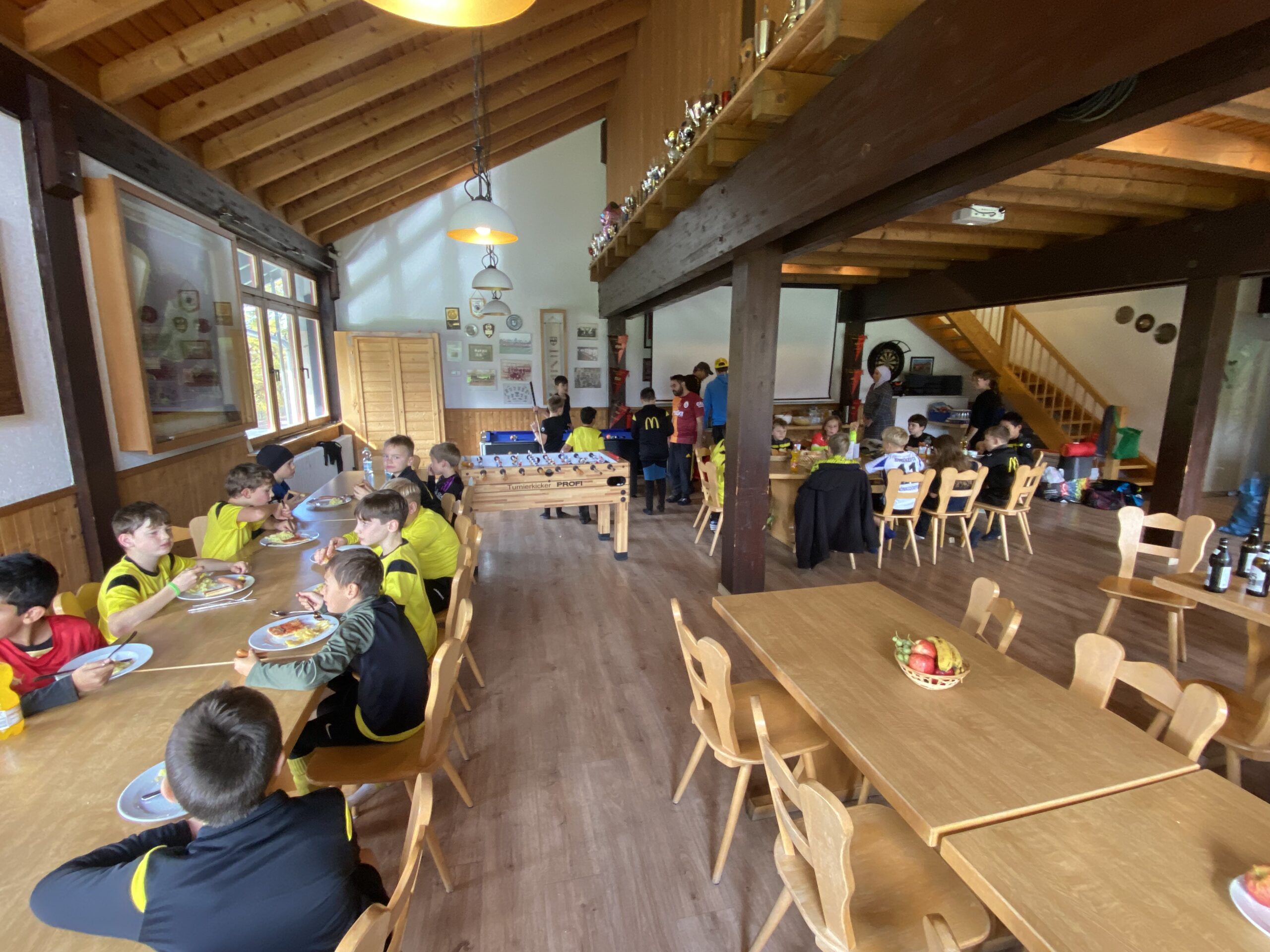 Bild: Die E-Junioren beim gemeinsamen Mittagessen im Sportheim Laufen (Bildquelle: Kevin Friedrich)